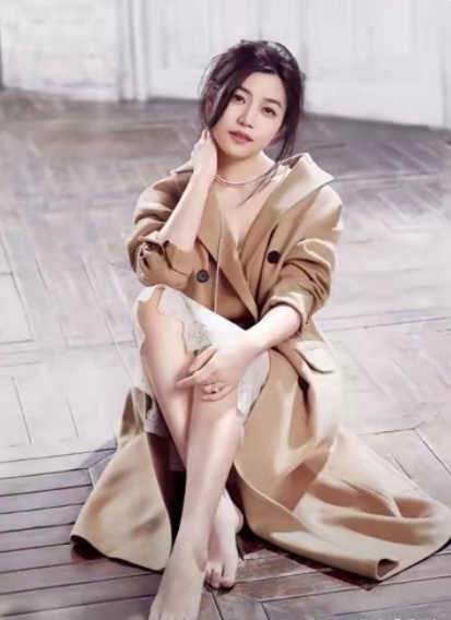 看了陈晓的家庭背景，才清楚当初他为啥放弃赵丽颖，娶了陈妍希。

赵丽颖虽说身为一