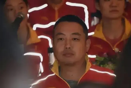 贺晓龙真的胆大包天，为刘国梁都安排好了出路，软着陆和硬着陆，选一条，贺大记者越来