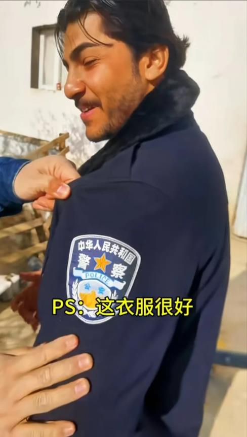 乐死！二手衣服在伊拉克很吃香，小伙买到中国警察制服，外国小伙子开心的不得了
外国