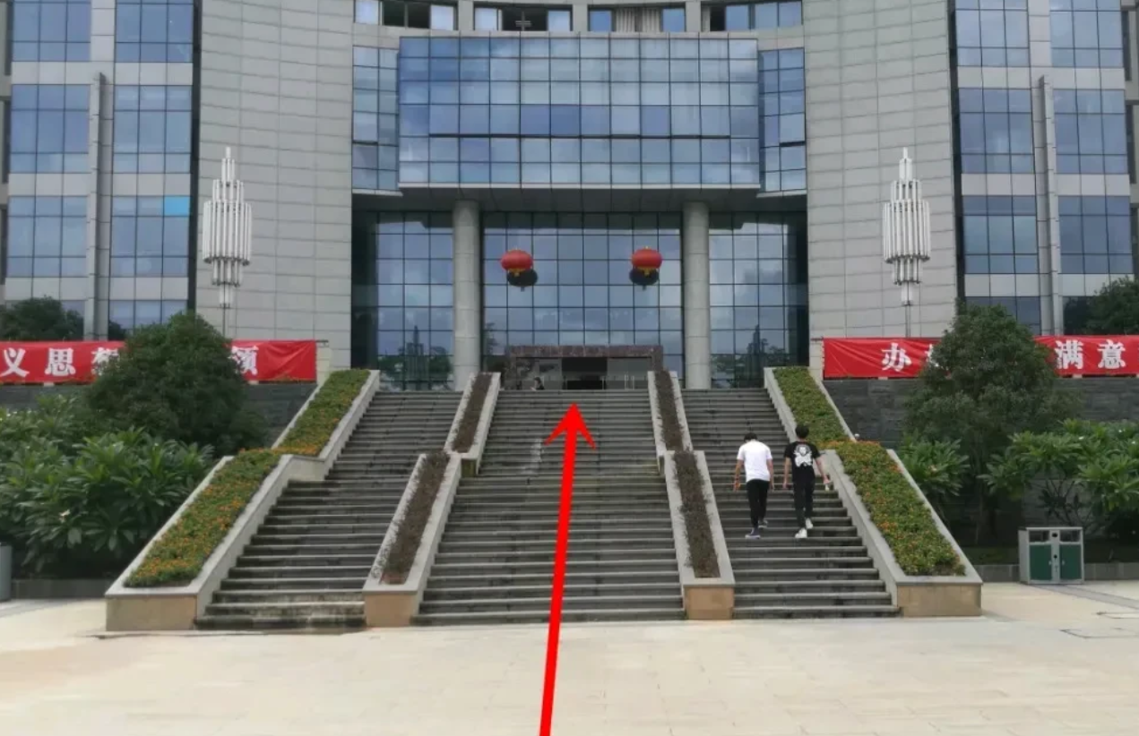 政府大楼为何偏爱修建如此多的台阶呢？对于内部工作人员而言，这些台阶几乎形同虚设，