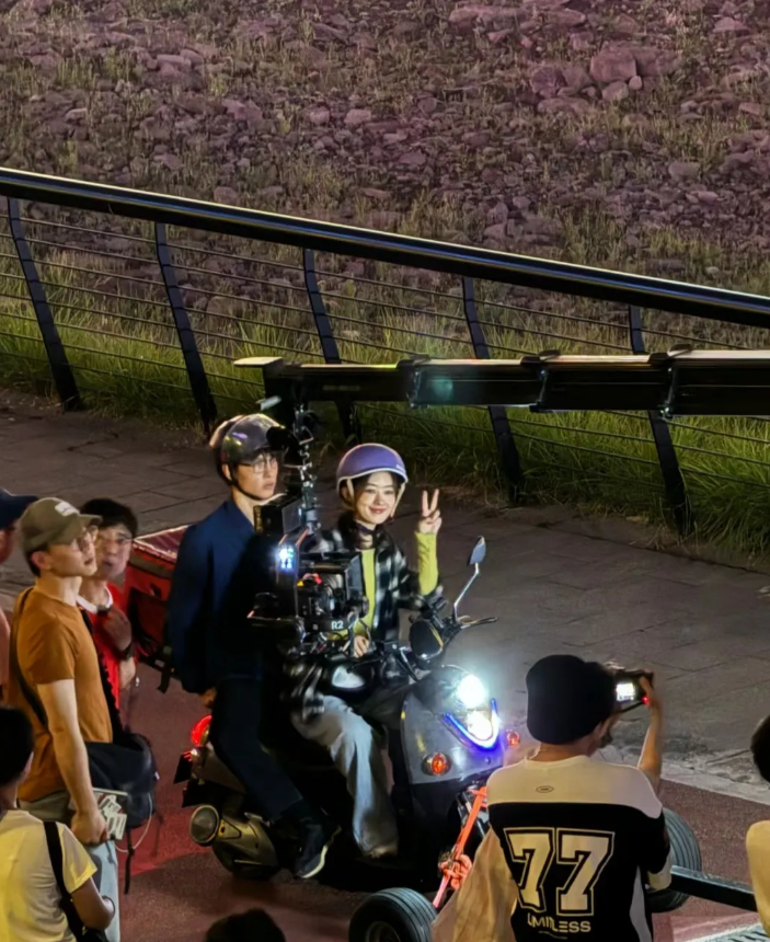 重庆偶遇赵丽颖拍戏，她本人脸也太小了，好年轻呀，像个大学生瘦瘦小小的，戴着紫色头