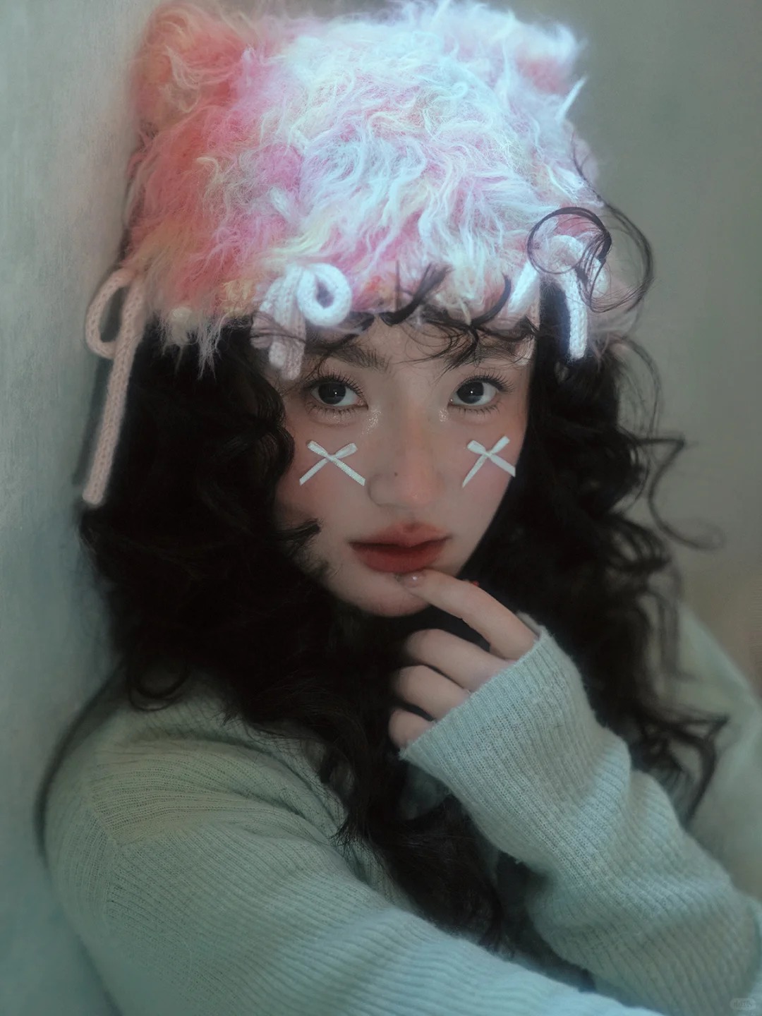 置身于光影✨晕染的居家布景中
轻氧感的画面氤氲着慵懒氛围感💫
俏皮的蛋卷发搭配