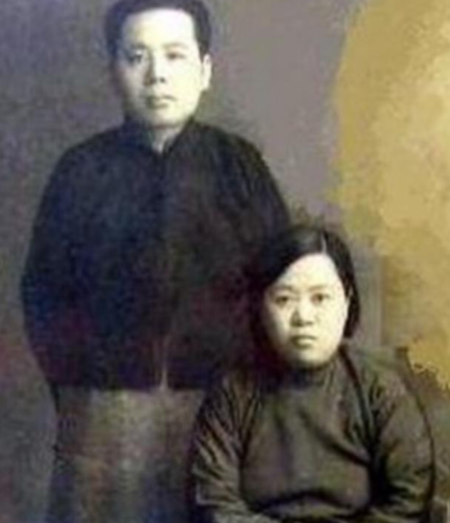 1914年，18岁的张恨水被迫结婚。他嫌弃妻子龅牙、体型肥胖，丑极了，却经常和妻