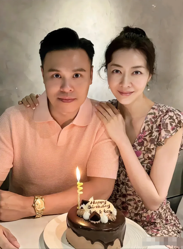 熊黛林老公这面相，我慕了！
第一，天庭饱满，地阁方圆，一看就是富贵相，
第二，浓