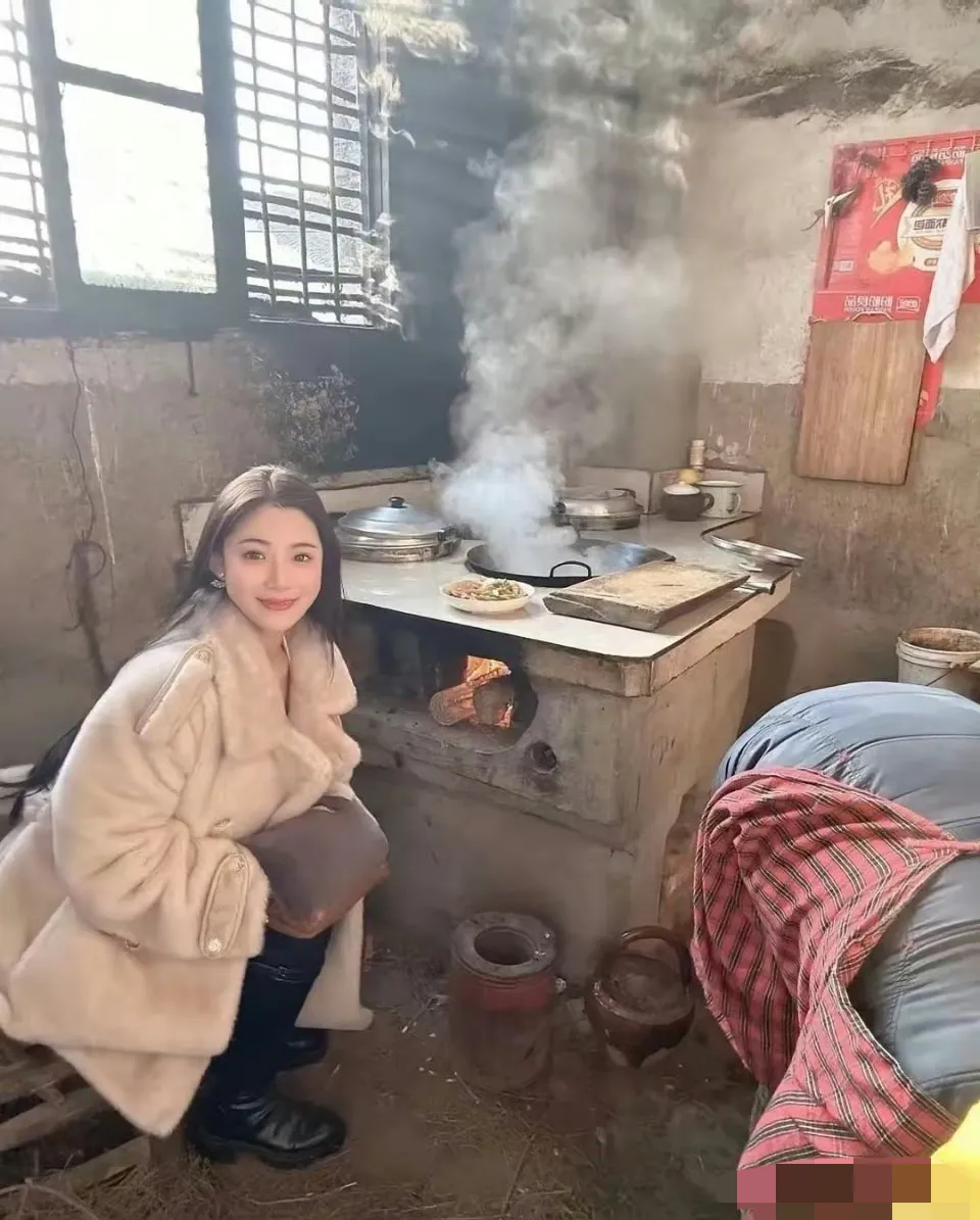 回乡的女孩子帮着烧火，真的很贤惠