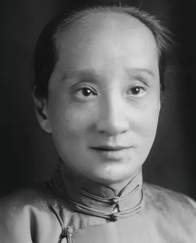 1909年，朱安从后面一把抱住鲁迅，对着他的耳朵央求道：“大先生，和我生个孩子吧