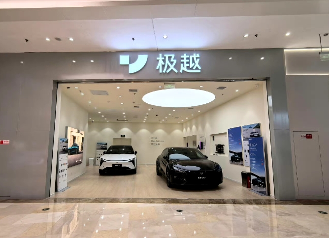 极越出事情后，很多门店都来不及处理，就这样开着门放在商场里面，车辆还摆在那里。
