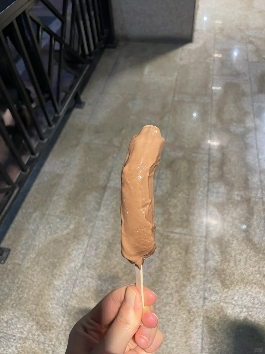 第一次这么无措
结了账迫不及待撕开包装袋但我还是走到角落才敢吃。。生怕被人看见
