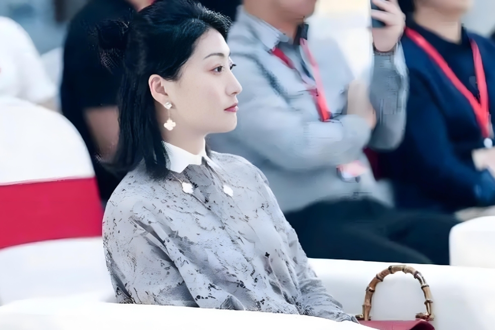 宗馥莉主动请辞这一招，可谓是无可奈何的阳谋。宗庆后去世后，宗馥莉接管了父亲名下的