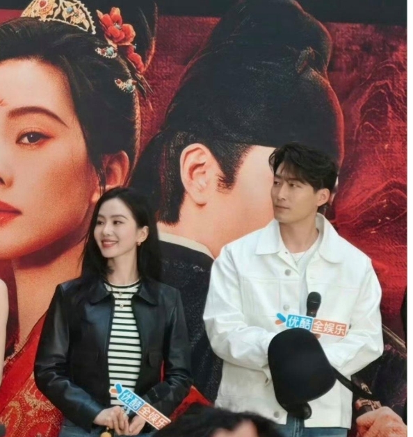 刘诗诗私下比荧幕前要灵动许多，嘟嘴卖萌挺可爱的啊，一点也不像木头美人啊～