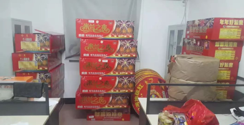 天津，一老板买了15箱烟花和8箱鞭炮放在租来的办公室内，结果被警方查获，还对老板