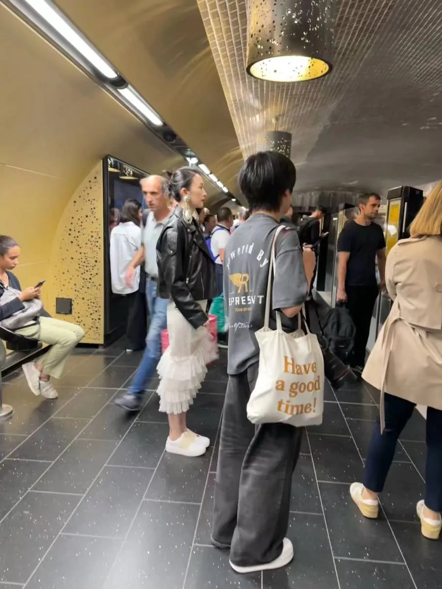 39岁童瑶巴黎挤地铁被偶遇，穿黑色皮衣搭白裙时髦又洋气，人群中白到发光！