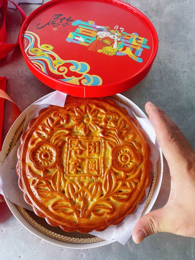 中秋节这两天，满马路都是拎着月饼的人，大家都是来回来去的送月饼，你送给我，我再拿