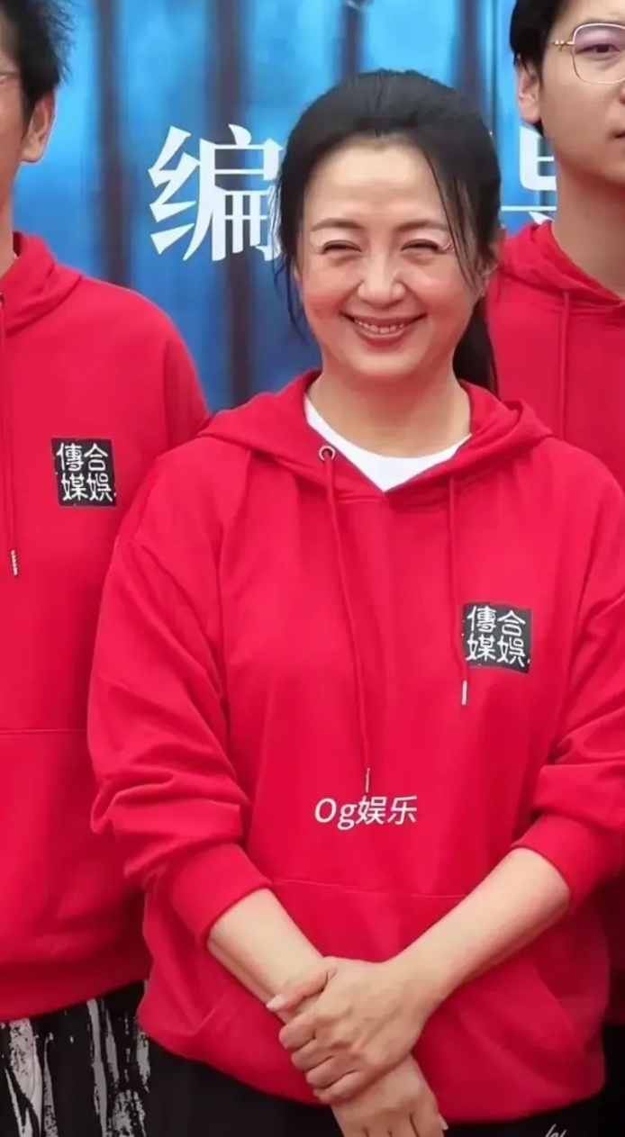 天呐，有人知道她是谁吗？
她到底经历了什么？老得不敢认了。

才49岁，脸就已经