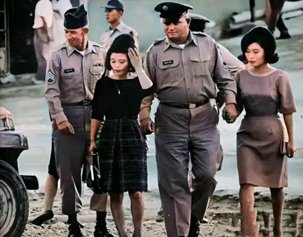 二战结束后的日本，满大街上都是美国大兵和打扮精致的日本女人。