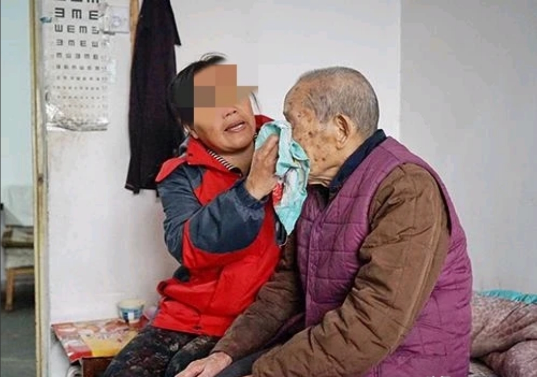 辽宁丹东，一老太太以夫妻名义照顾80岁大爷多年，大爷留下遗嘱，死后将自己的抚恤金