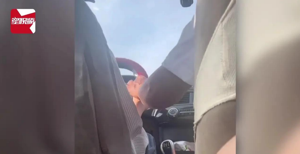 内蒙古呼和浩特，一18岁女孩正考科目三，旁边50多岁油腻男教练，竟在众目睽睽之下