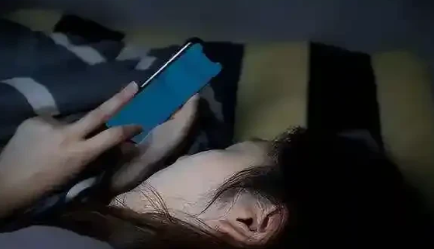 湖南，一男子在酒店看手机时，不慎被蚊子盯伤了右眼，男子认为是酒店管理不善所致，遂