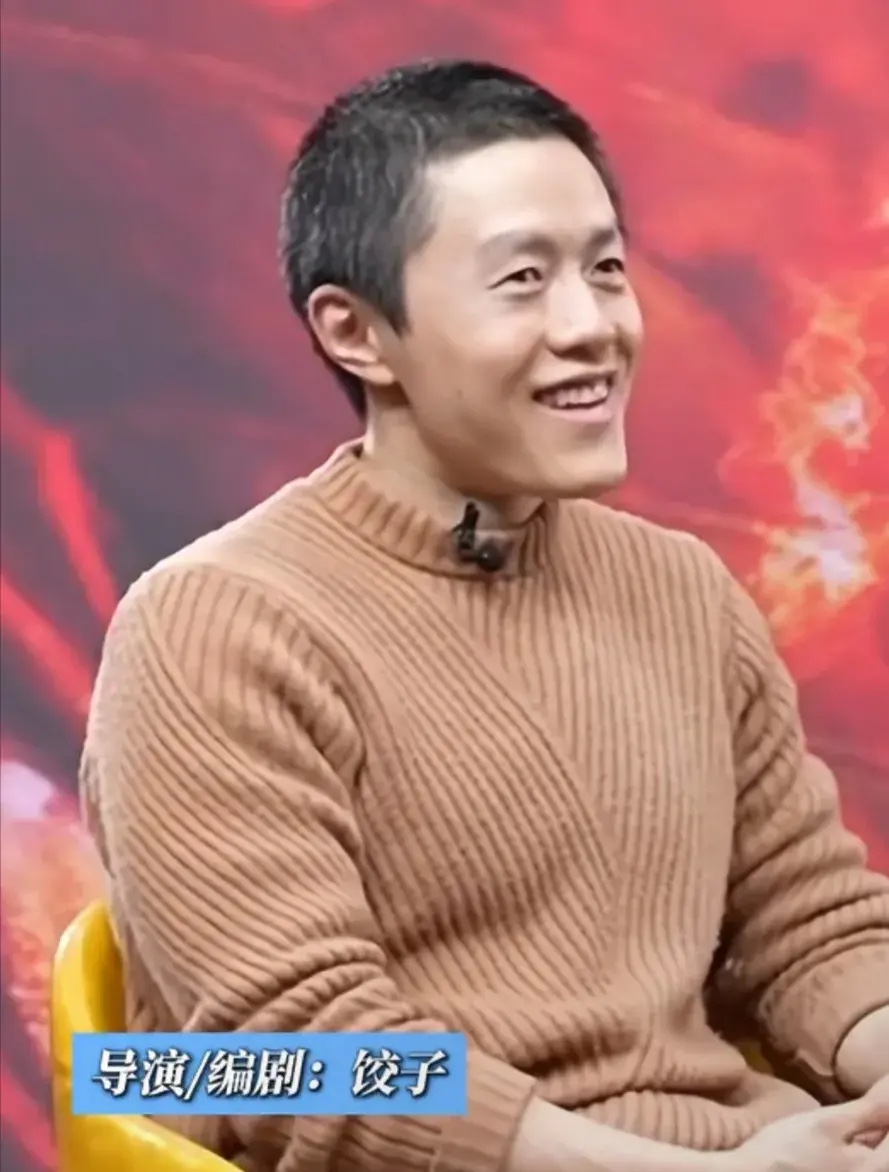 导演饺子从啃老到实现财富自由，给中年男人提了一个醒：
不要卷编制，而是要死磕自己