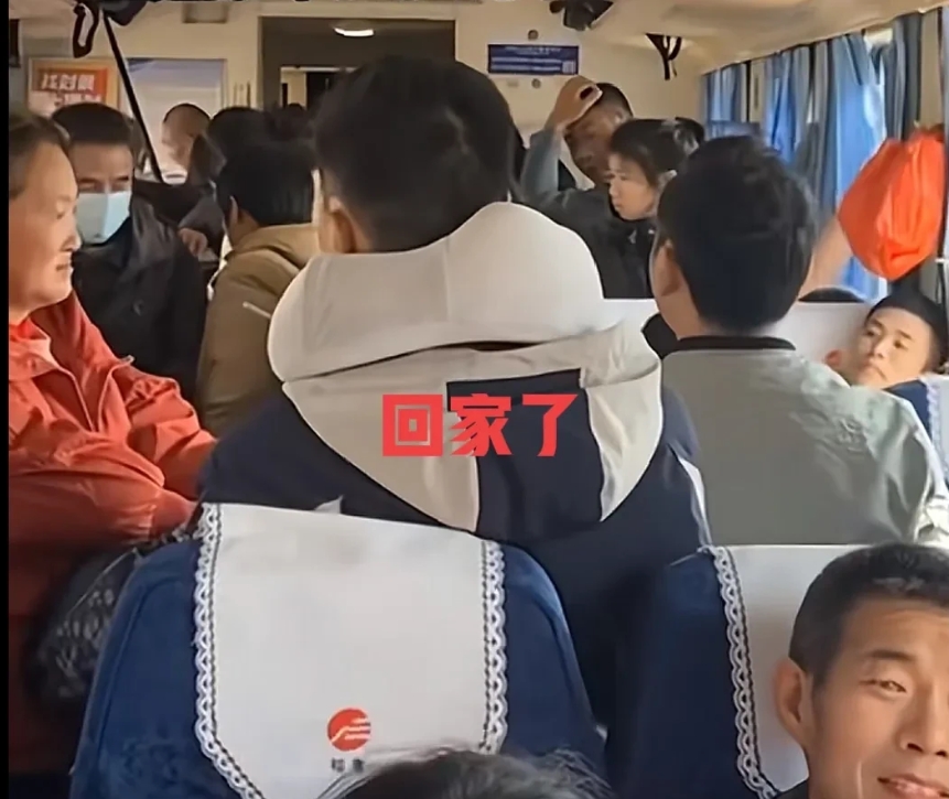 过年了，我准备坐绿皮火车回家。
因为18个小时的绿皮火车，只要206块钱。
而坐
