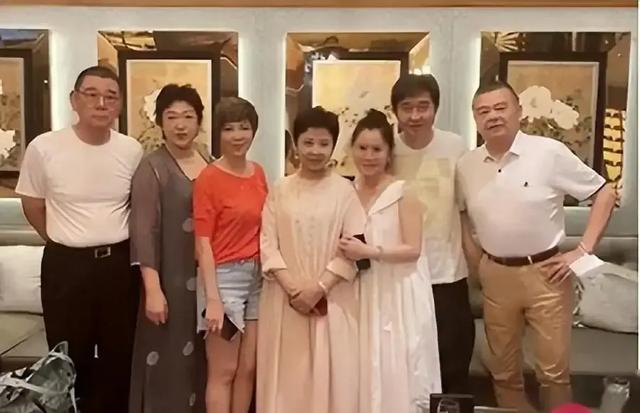 一百万一夜?赖兴昌揭露两人真实关系,歌唱家董文华又为何退圈(赖兴国简历 临汾)-第6张图片-九妖电影 一百万一夜?赖兴昌揭露两人真实关系,歌唱家董文华又为何退圈(赖兴国简历 临汾)-第6张图片-九妖电影