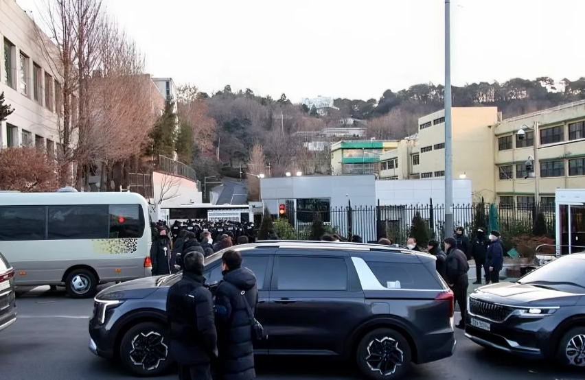 今天开庭！尹锡悦生死战！
当地时间周二下午2点，韩国宪法法院将就总统弹劾案进行首