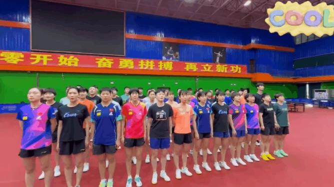国乒为期23天的冬训开始啦！
一眼就看到了莎莎，小黄鞋真的好亮眼，莎莎站在第一排