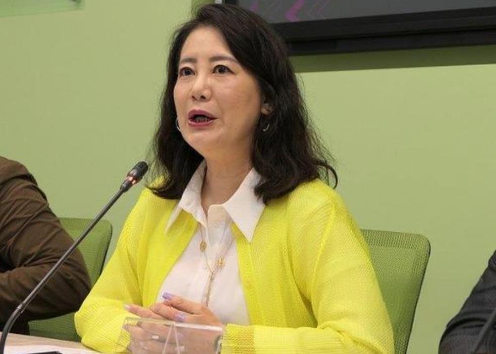 特朗普当选后，台媒还称其为“重刑犯”，都说台湾是“智商洼地”，民进党的做法刚好证