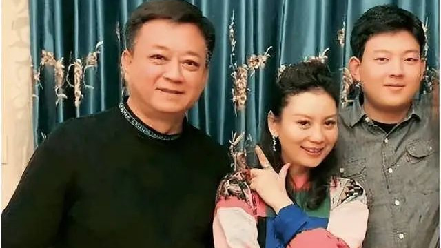 60岁朱军携妻与友聚餐，吃御仙都皇家菜