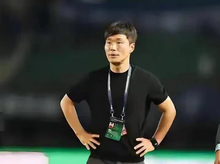 奉劝南基一不要那么固执了，既然在巴西找不到高中锋人选，为何不调头“向西”，在欧洲