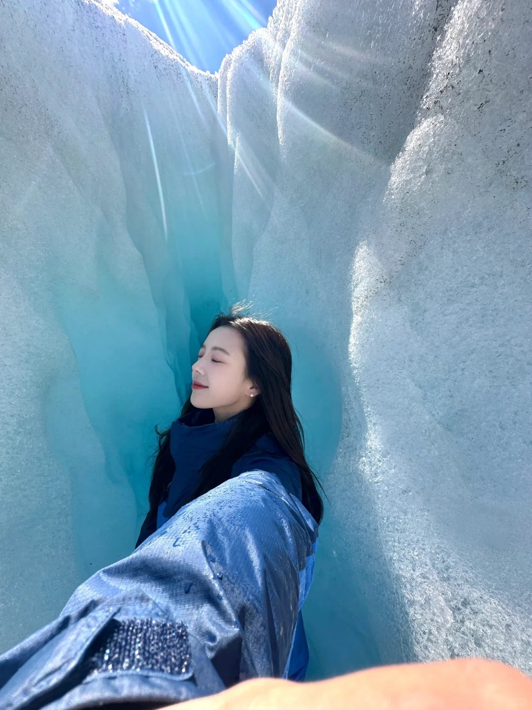 古冰川徒步🏔️🌍
坐直升机去雪山上冰川徒步了🏔️
运气很好 遇上大晴天
图