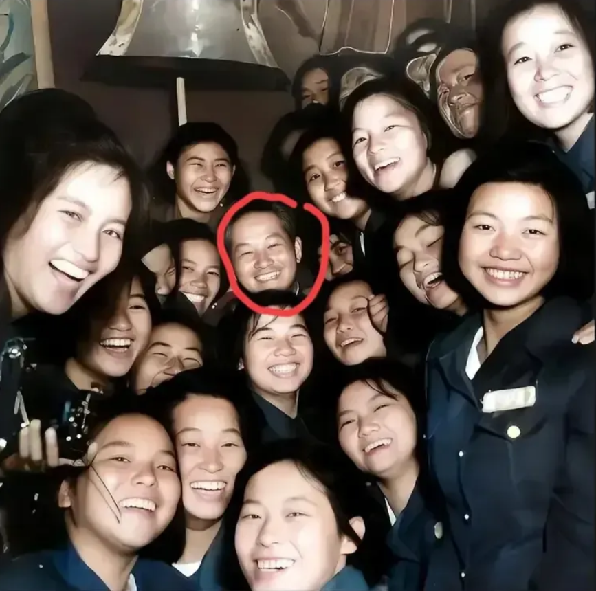 1952年，孙立人和女兵们的合影。

可以看到，孙立人被众多漂亮的女兵们包围，只