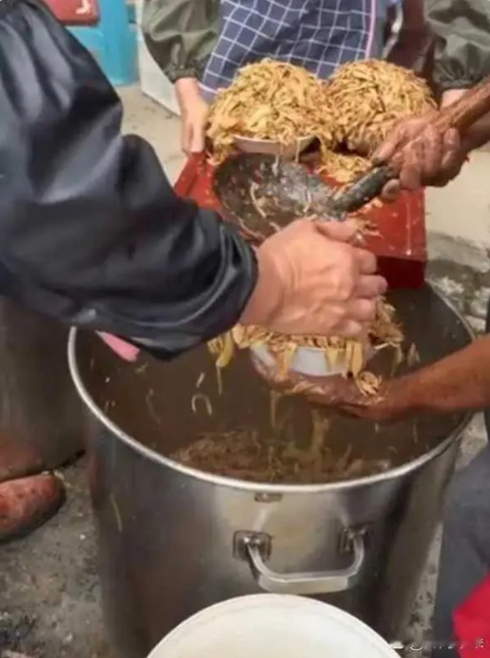吃席看到这一幕，瞬间饱了