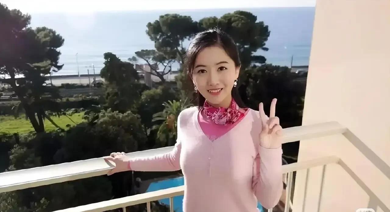 翟欣欣家庭条件那么好，想不明白为何还要骗婚！
她父亲是大学教授，母亲是大学财务，