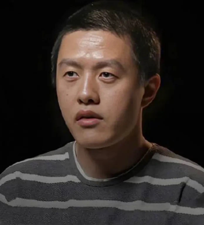 在影视的逐梦之路上，饺子导演曾深陷贫困泥沼。但拮据未磨灭他的热忱，他在简陋环境中