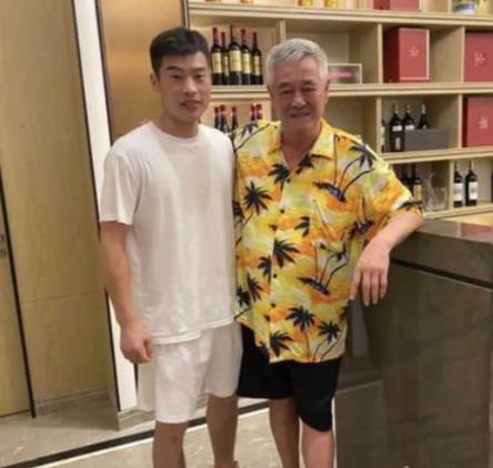 据说，本山大叔的保镖，曾是一位高级散打教练，并获得过全国武术散打第一名的好成绩。