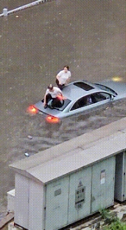 几乎无雨的北方，哈尔滨竞被暴雨冲刷和浸泡。

十几分钟积水漫过膝盖，多辆私家车漂