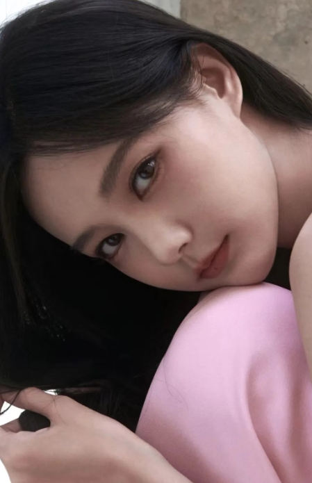 喜欢光落在身上的感觉🔅
李一桐的气质高雅迷人，令人心醉神迷 ，在她笑的时候，她