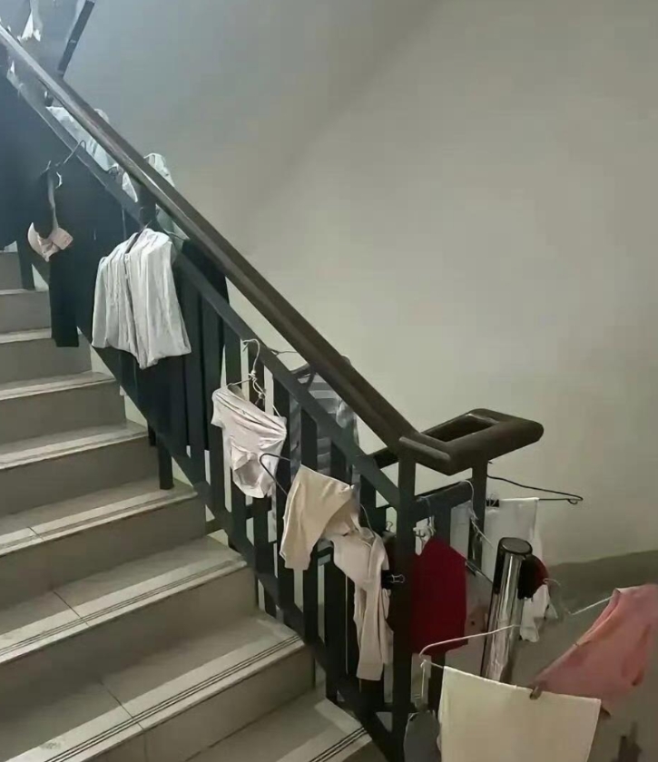 晾衣在栏杆，你说如果你遇到这样的邻居，会不会开心呢？因为没有阳台，只能在楼梯把手