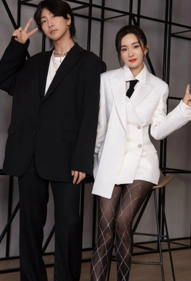 杨幂穿了镶钻黑丝裤袜，裤子都不穿了？