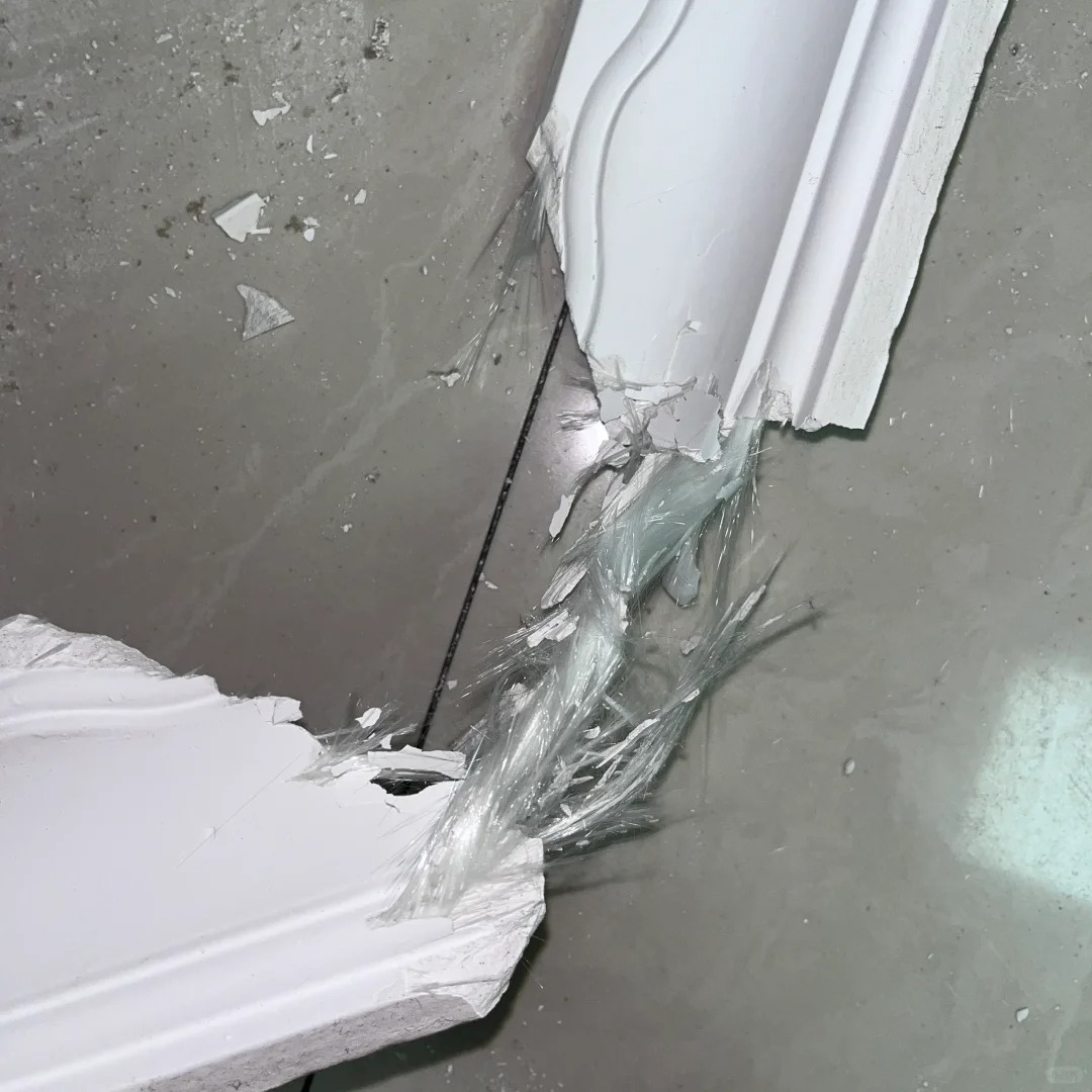 这是玻璃纤维吗闺蜜们
晚上在客厅玩电脑突然听见框的一声 发现是餐厅的吊顶掉了 捡