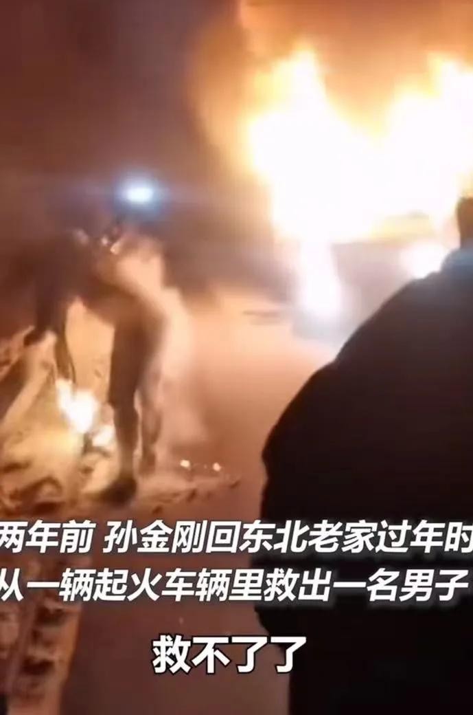 一场突如其来的高速公路大火，让整个世界变得寂静。司机被困在烈焰与浓烟中，生死一瞬