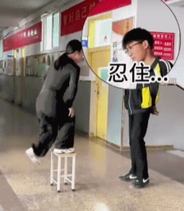 这居高临下，数学老师瞬间底气就足了。
有人说，他懂了，学生在学校为何要穿校服了。