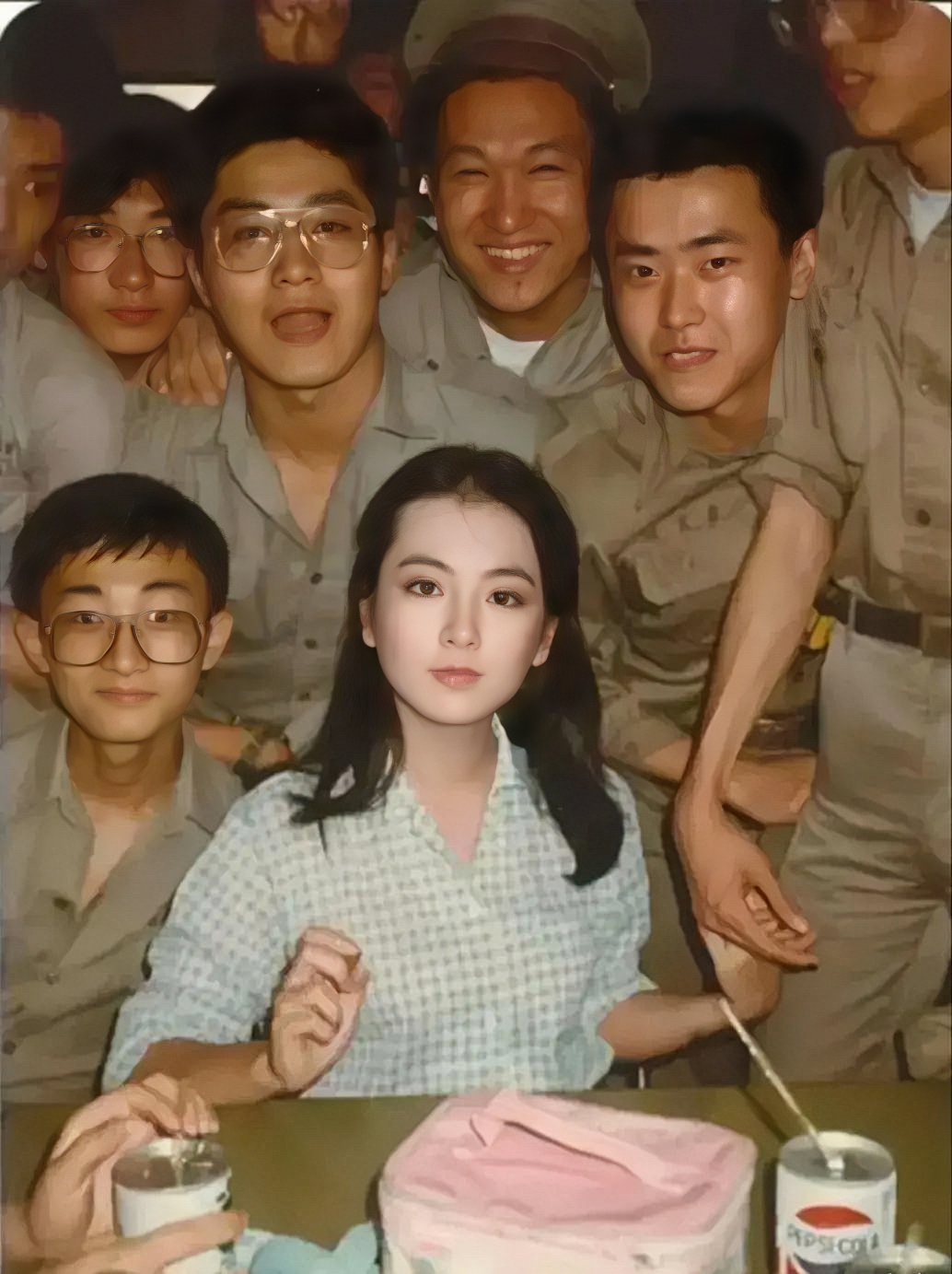 上世纪80年代，一位众星捧月的绝世美人。镜头下的她面容姣好，宛如清月，被一众士兵