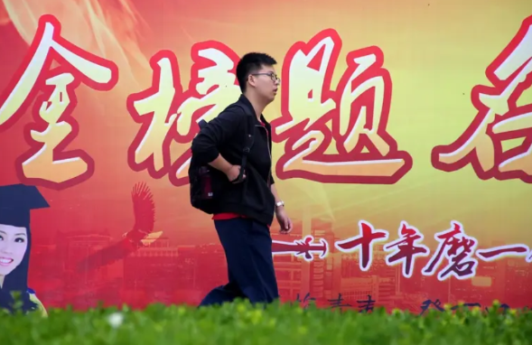高中不管选理科还是文科组合，语数外三大主科地位同等。老高考时数学分文理数，现在没