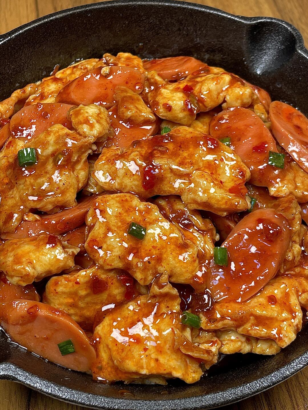 姐妹们，快试试这道鸡蛋炒火腿肠！香迷糊了
鸡蛋和火腿大小朋友都爱吃，酱汁浓郁，拌