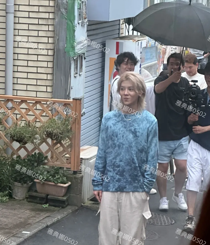 天啊，鹿晗怎么残成这样了？
日本偶遇到他，本人个子不高身材比例很虐，一头金发显得