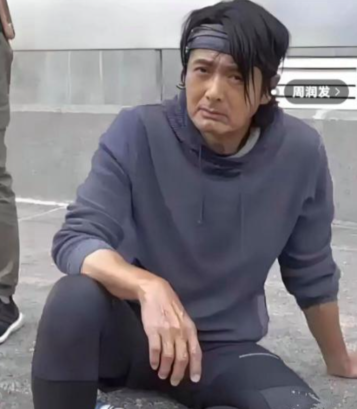 终于知道为什么周润发要急着卖掉自己的豪宅了，因为有消息爆出，周润发以 1.7 亿