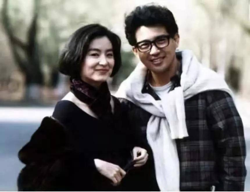 一天夜里，林青霞把好友张叔平叫到自己的公寓，递给他一个信封，张叔平打开信封一看，