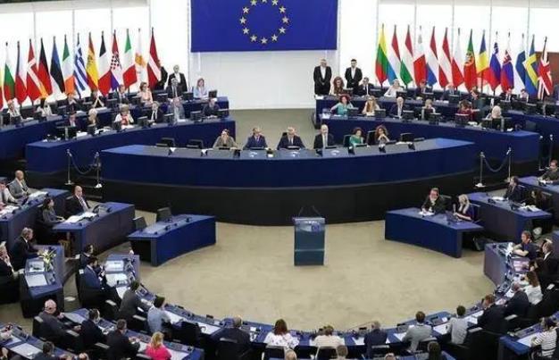 眼看美国被俄罗斯吓唬得直接抛弃乌克兰，不敢再同意允许乌克兰使用自己的远程武器袭击